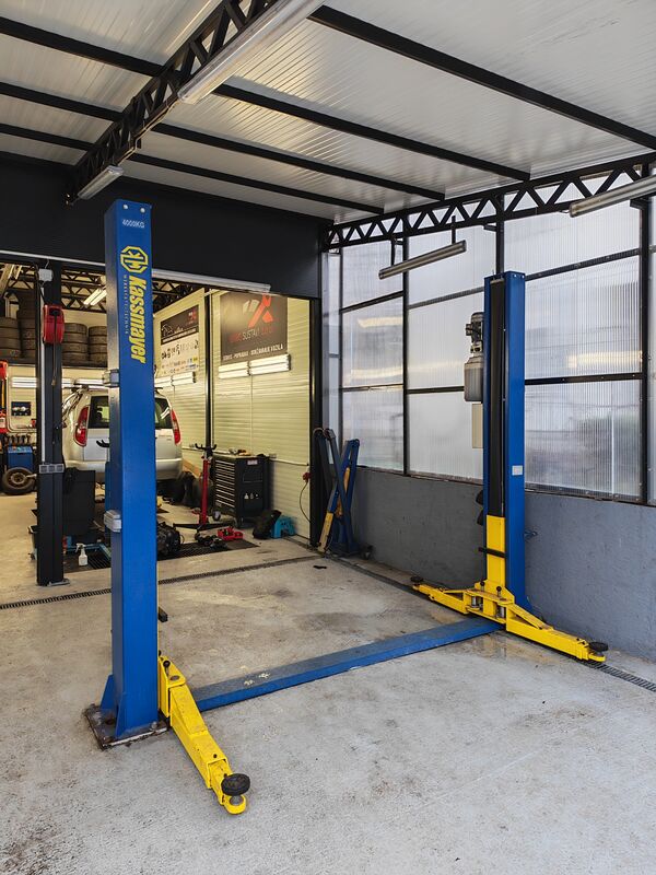 Punjenje auto klime u servisu